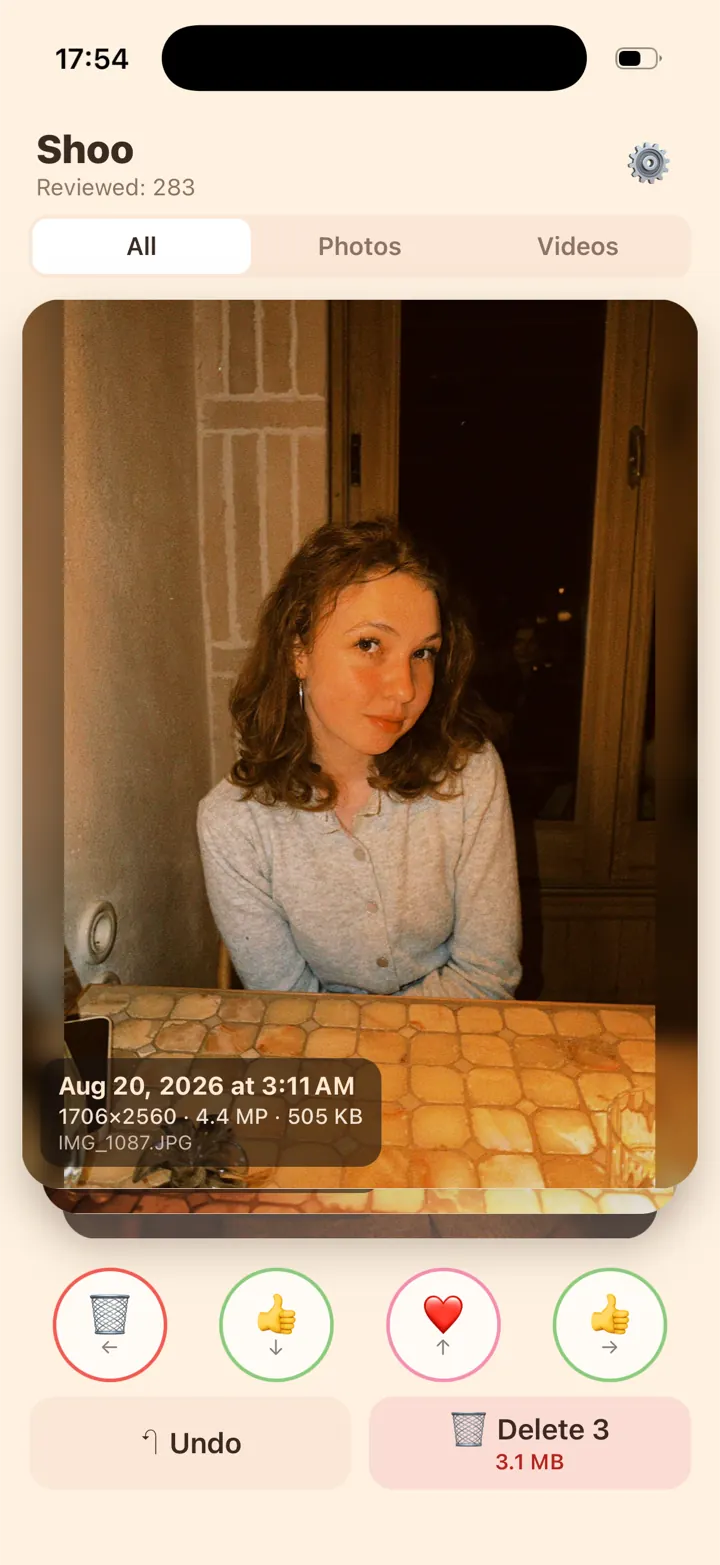 Shoo main screen: a photo card with date, size and action buttons